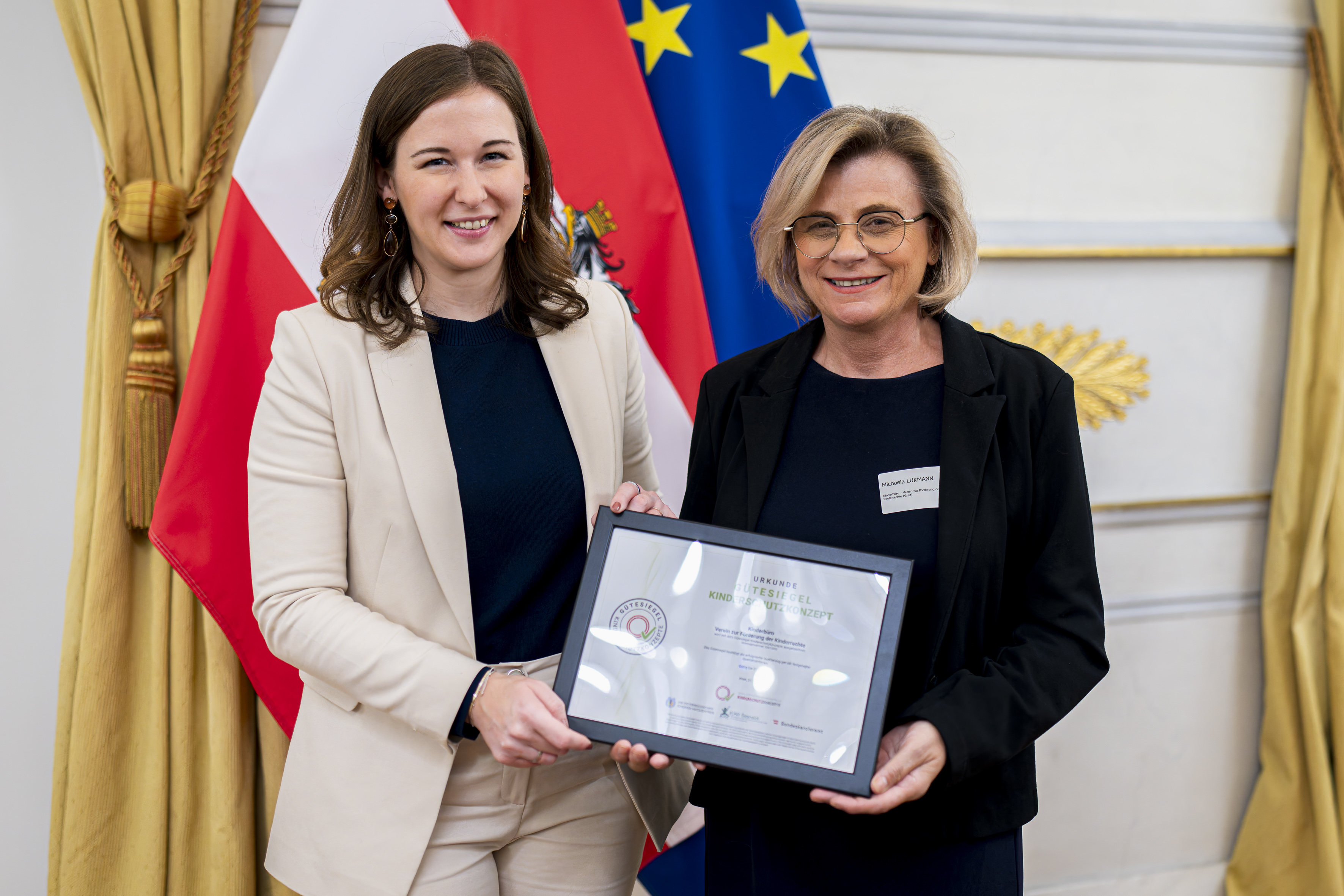 Bundesministerin Bauer & Kinderbüro - Verein zur Förderung der Kinderrechte ©BKA / Schrötter