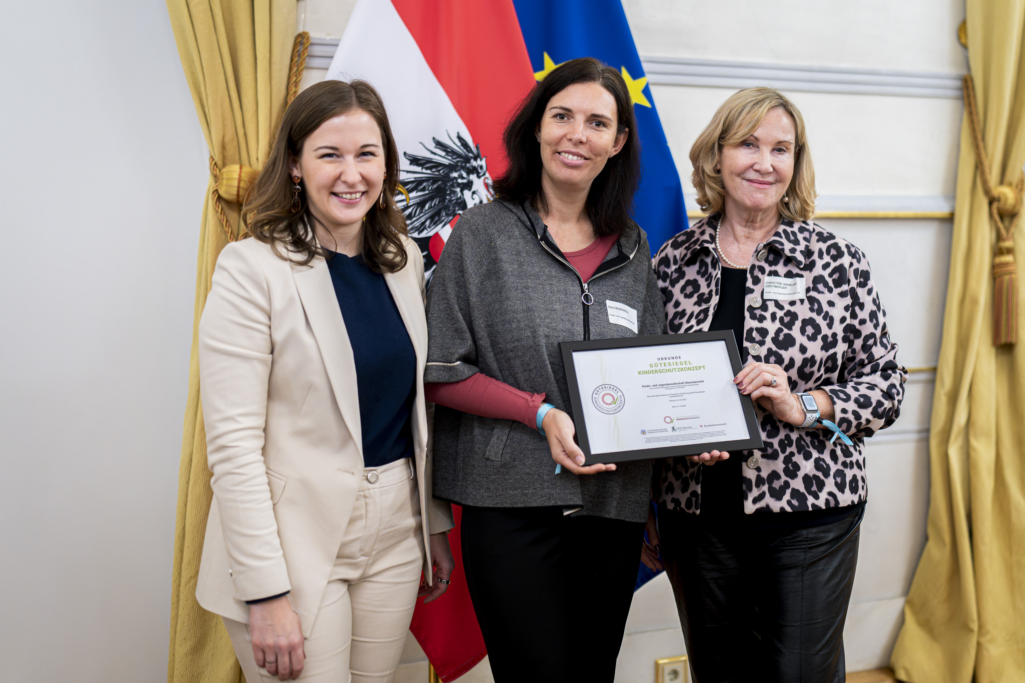 Bundesministerin Bauer & Kinder- und Jugendanwaltschaft Oberösterreich ©BKA / Schrötter