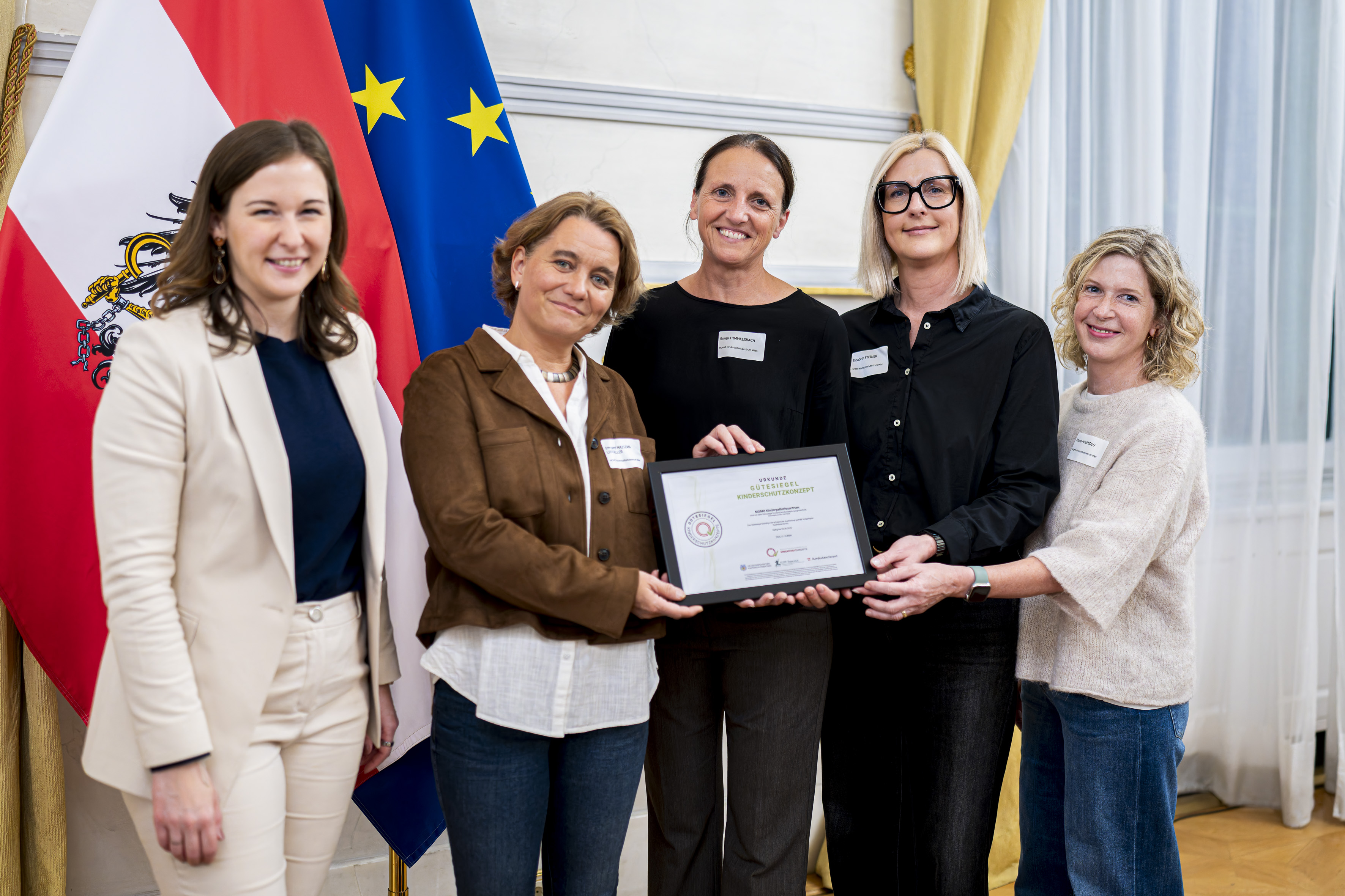 Bundesministerin Bauer & MOMO Kinderpalliativzentrum ©BKA / Schrötter