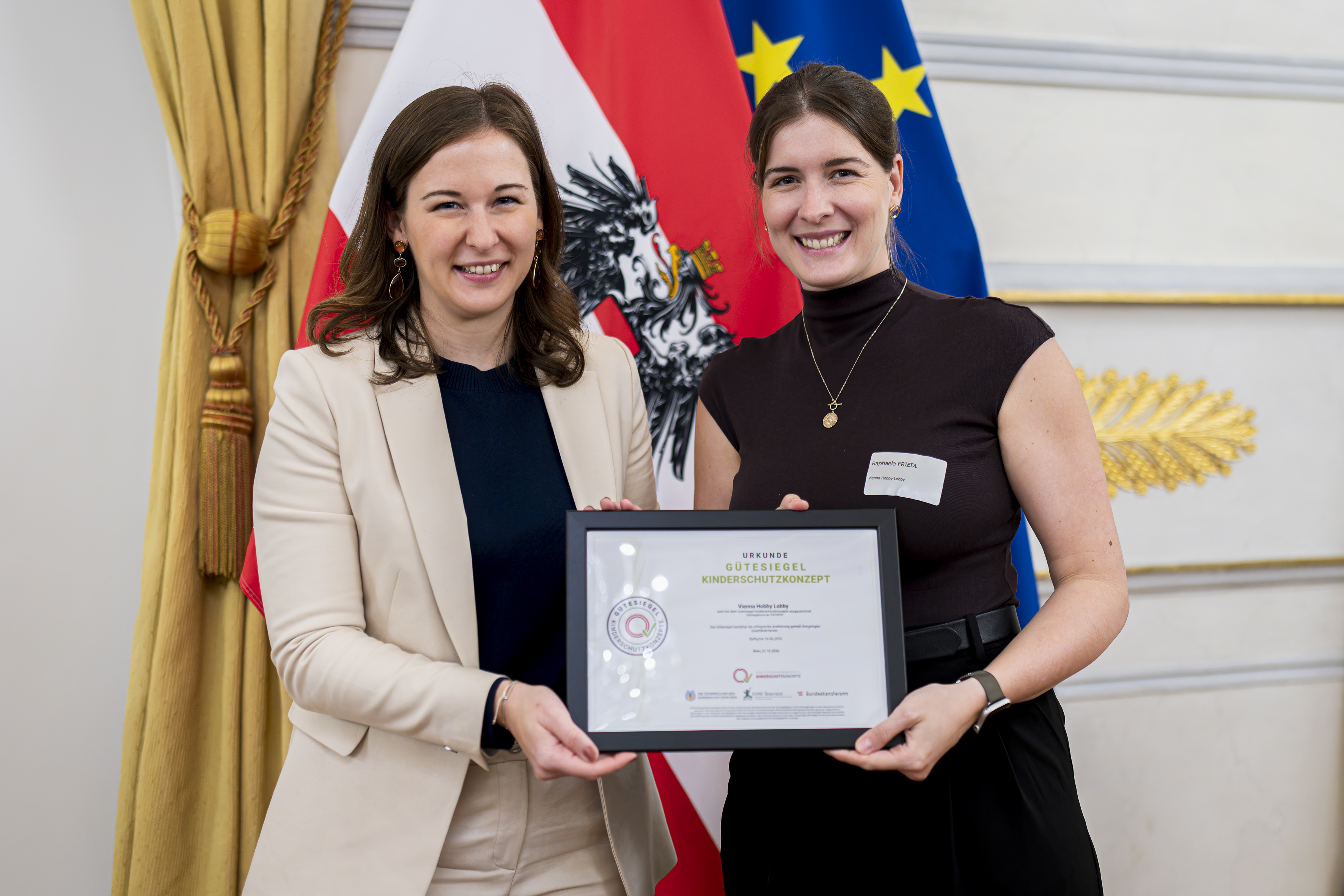Bundesministerin Bauer & Vienna Hobby Lobby ©BKA / Schrötter