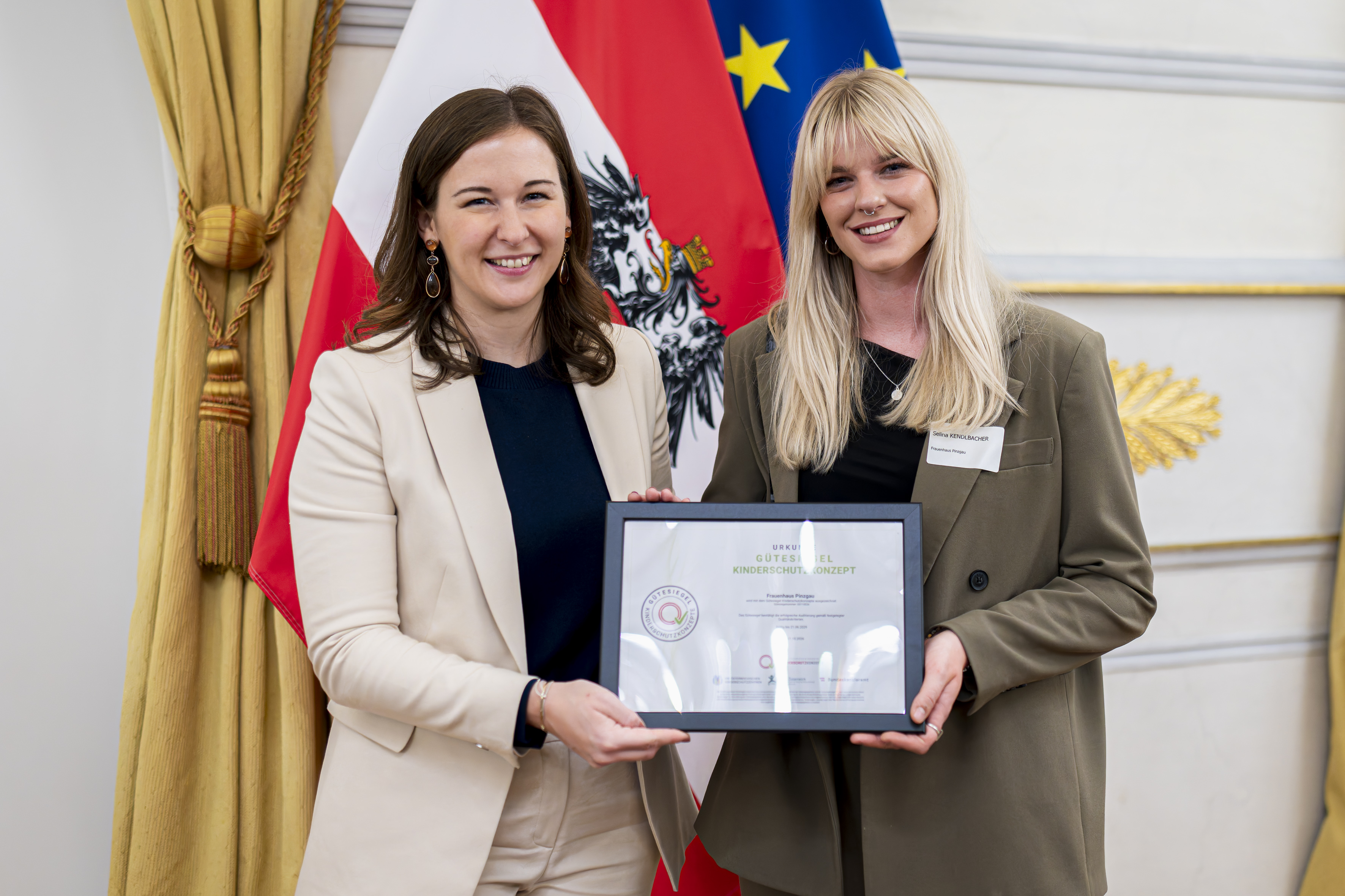 Bundesministerin Bauer & Frauenhaus Pinzgau ©BKA / Schrötter
