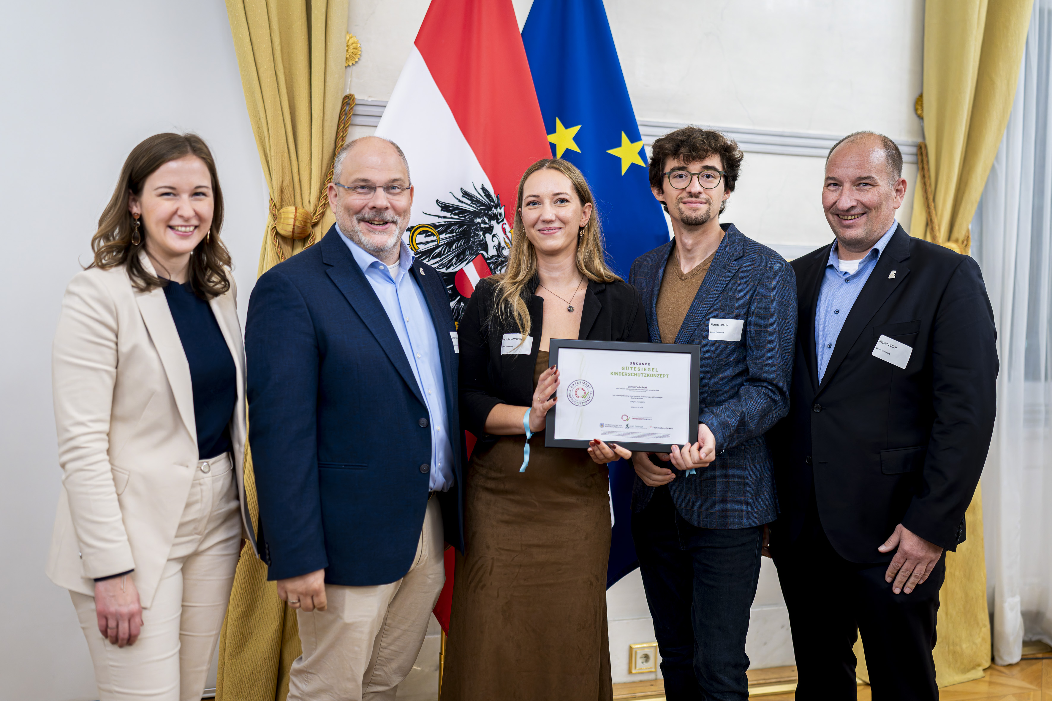 Bundesministerin Bauer & Verein Ferienhort ©BKA / Schrötter