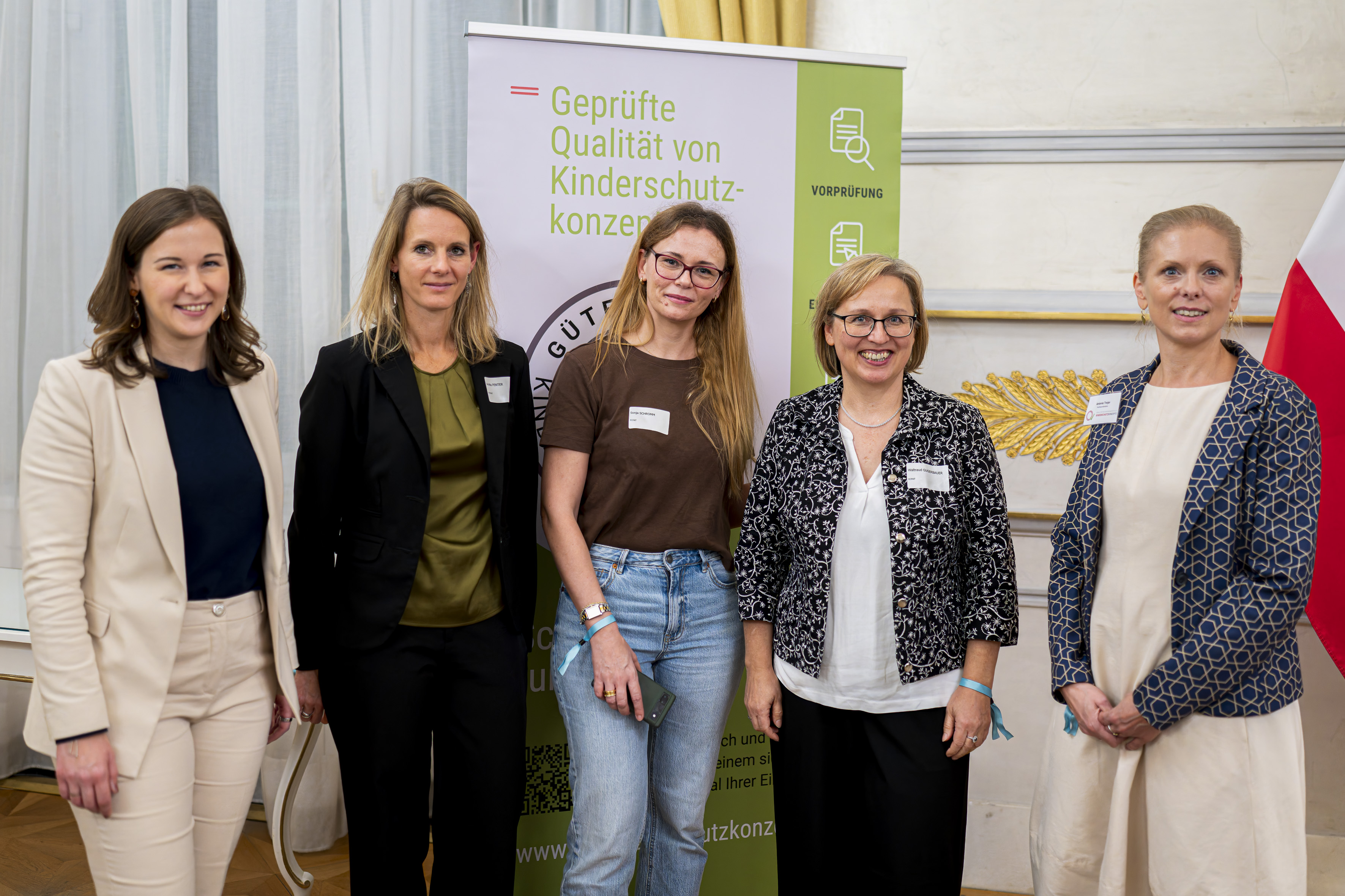 Bundesministerin Bauer & ECPAT Österreich ©BKA / Schrötter