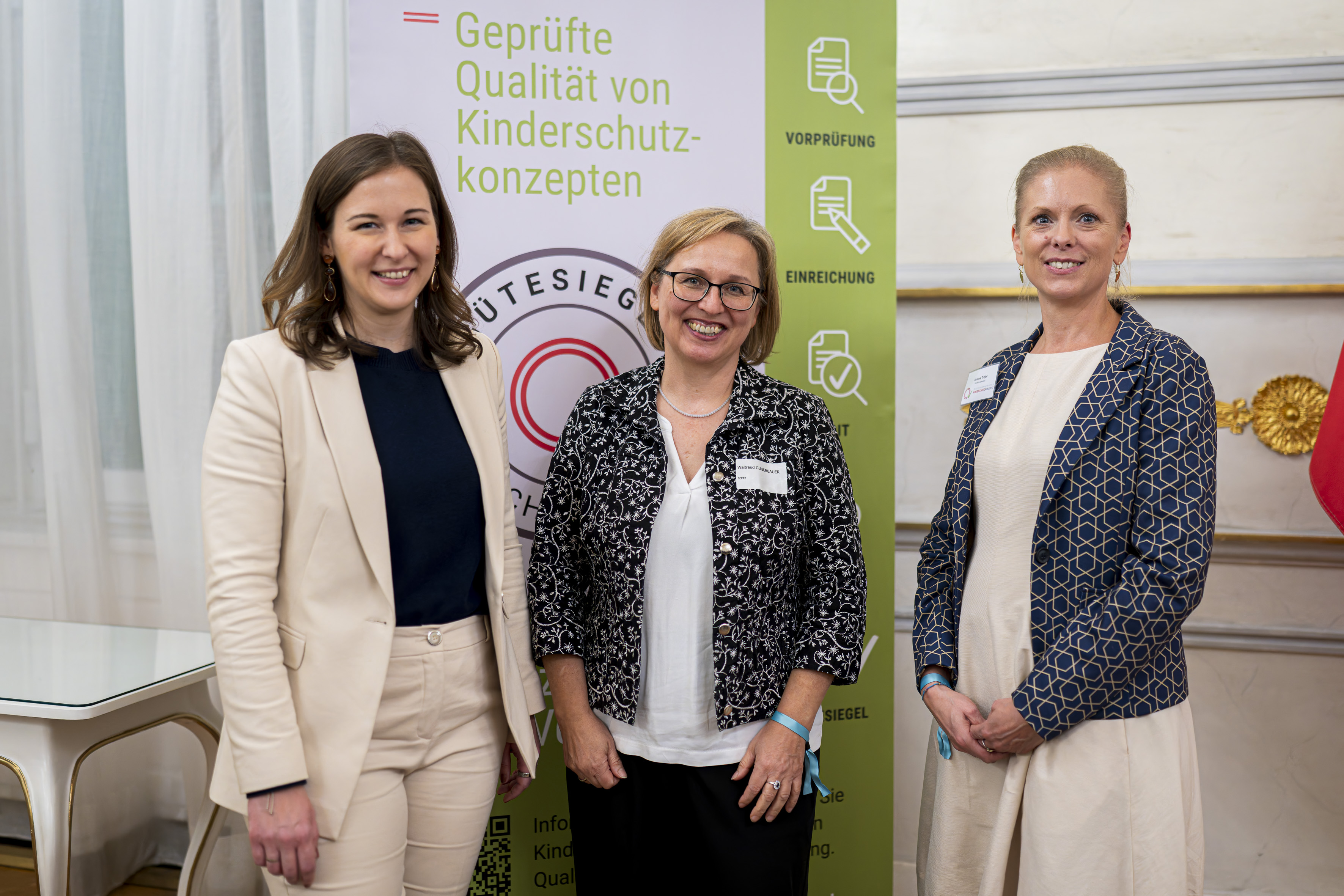 Bundesministerin Bauer & Waltraud Gugerbauer, Antonie Trojer ECPAT Österreich ©BKA / Schrötter