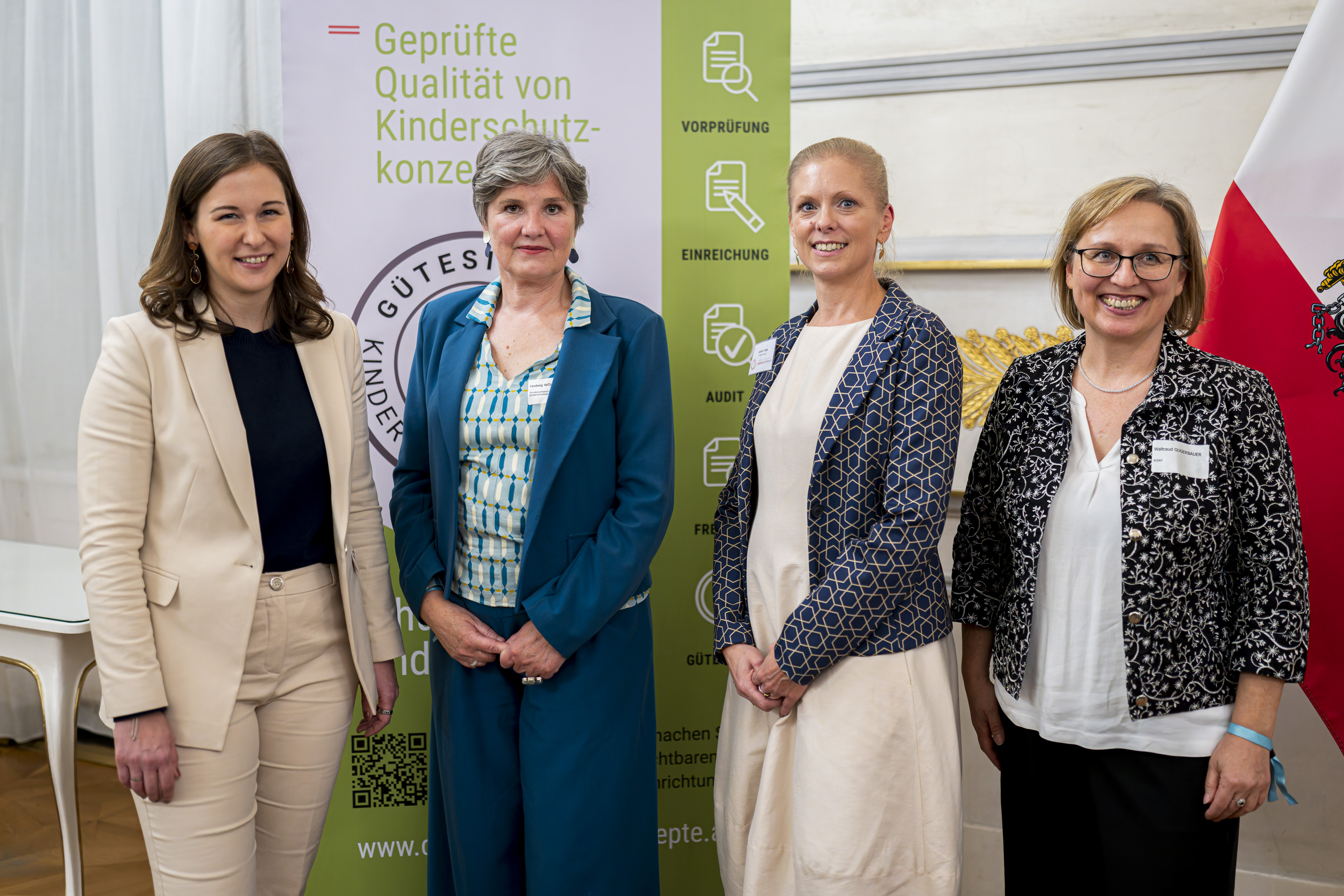Bundesministerin Bauer & Qualitätssicherungsstelle Österreich ©BKA / Schrötter