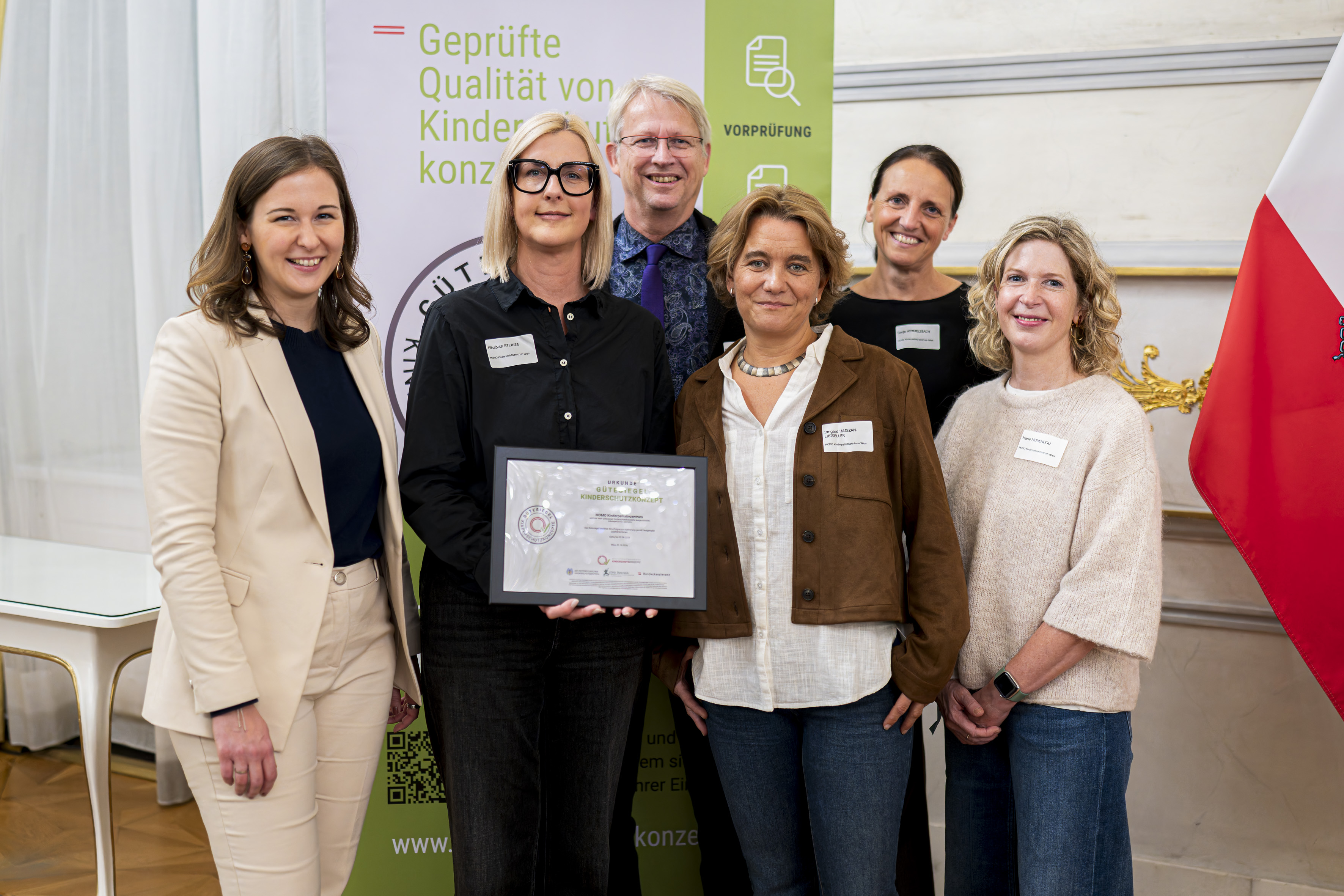 Bundesministerin Bauer & MOMO Kinderpalliativzentrum ©BKA / Schrötter